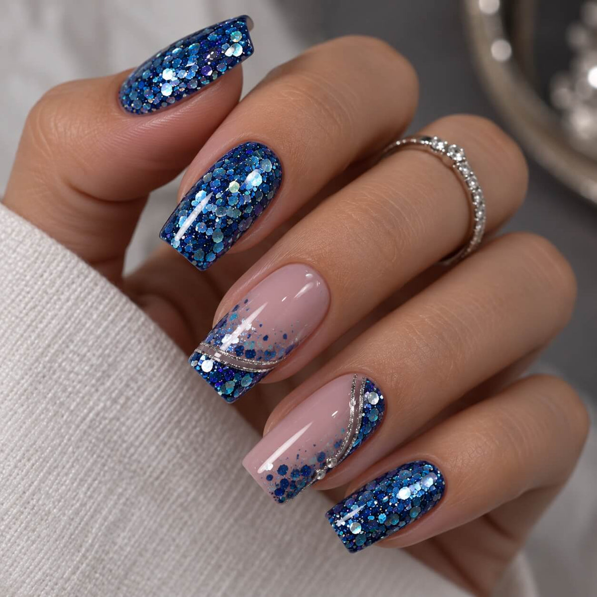 Akzentz Gel Play Glitter Crush Blue, 4g, chunky glitter swatch on nail tip