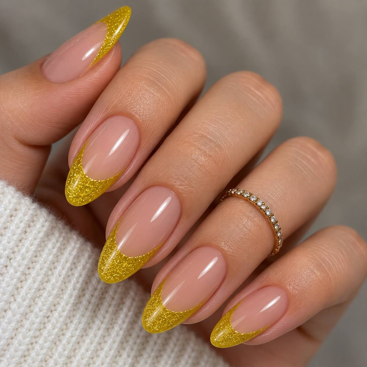 Akzentz Gel Play Glitter Gold, 4g, gold glitter swatch on nail tip