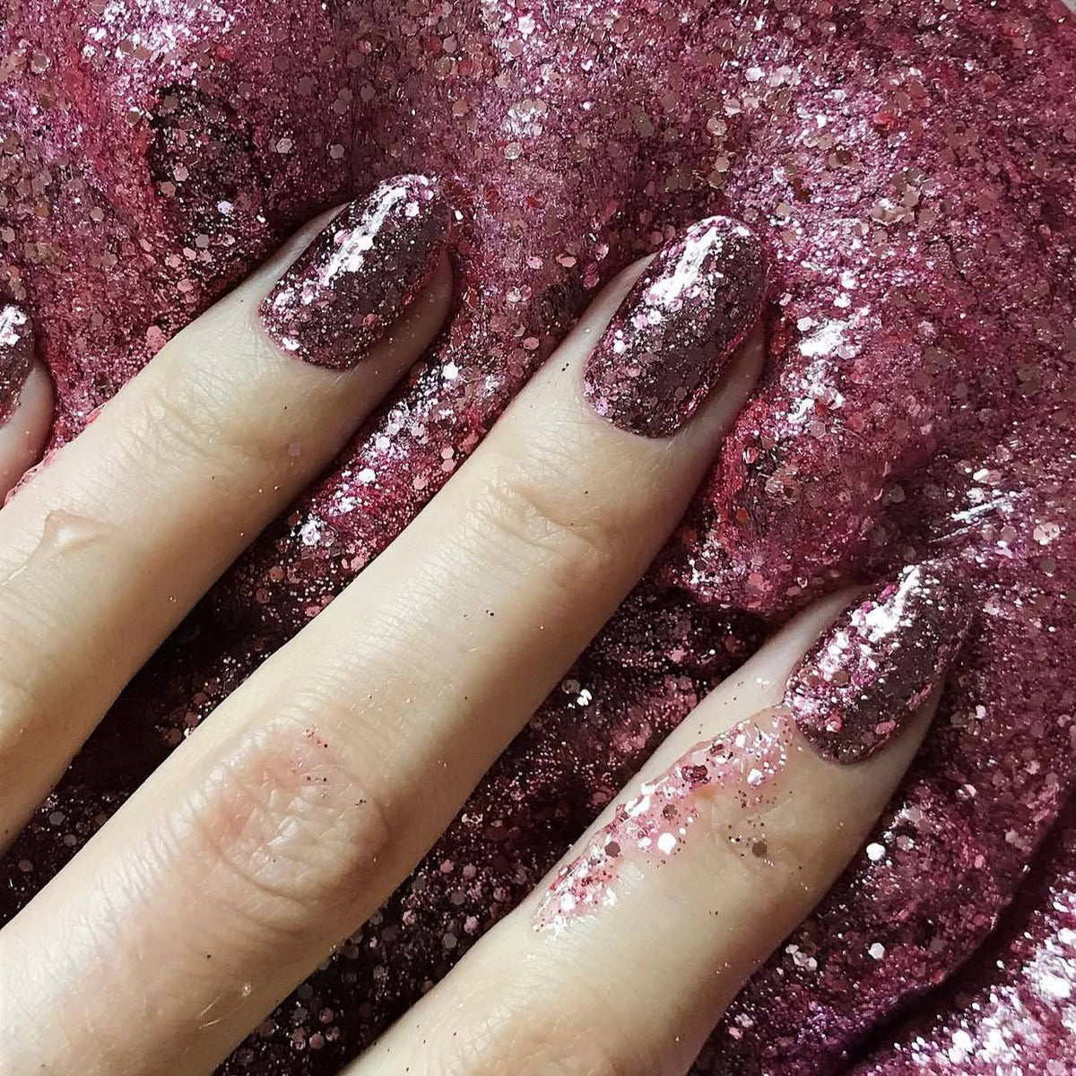 Akzentz Gel Play Peony Fantasy, 4g, flat multifaceted glitter swatch on nail tip