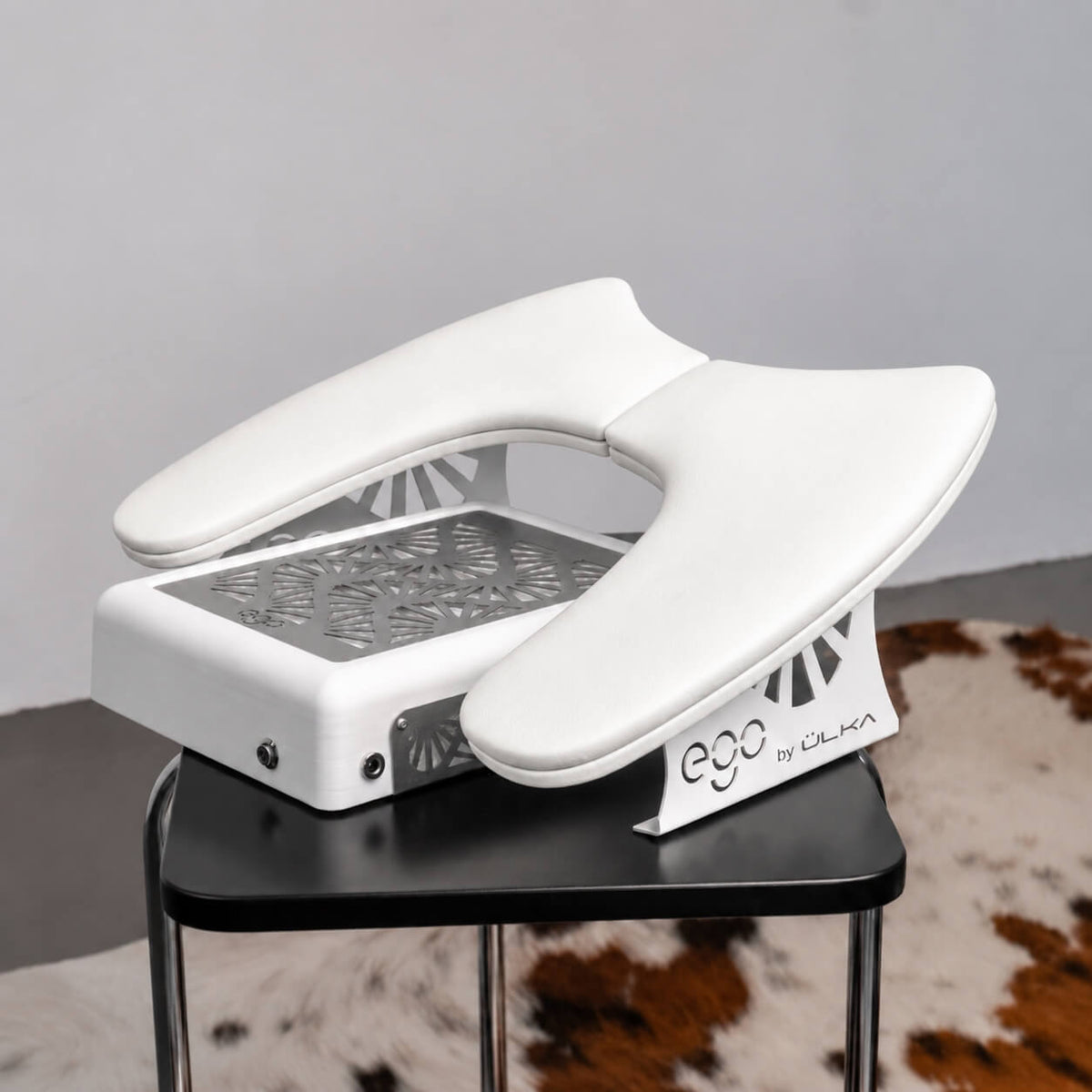 ULKA Arm Rest EGO, white, paired with an ULKA dust collector