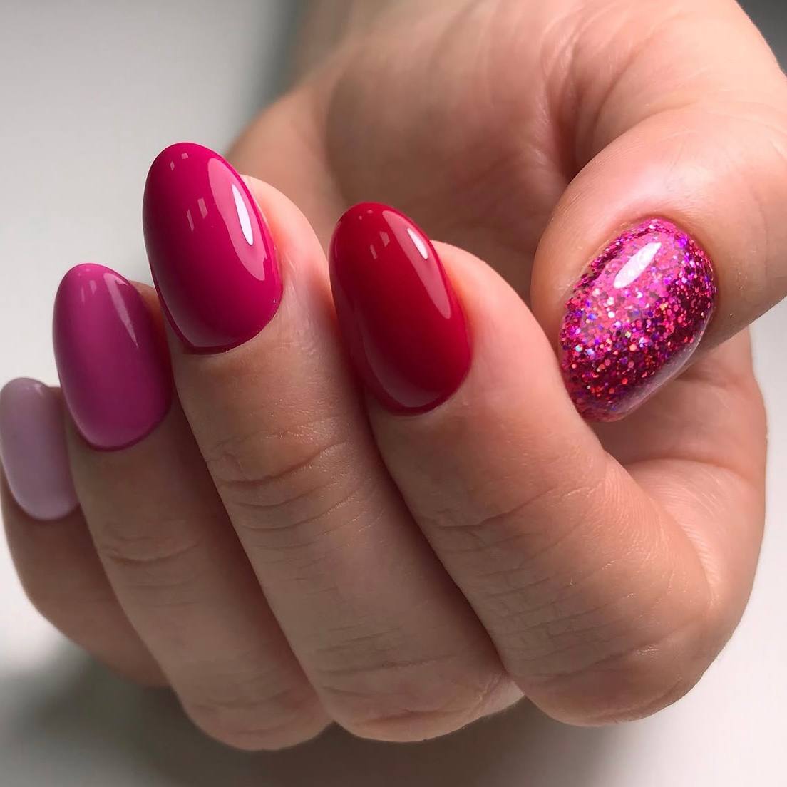Akzentz Gel Play Dazzle Raspberry, 4g, layered over a base color