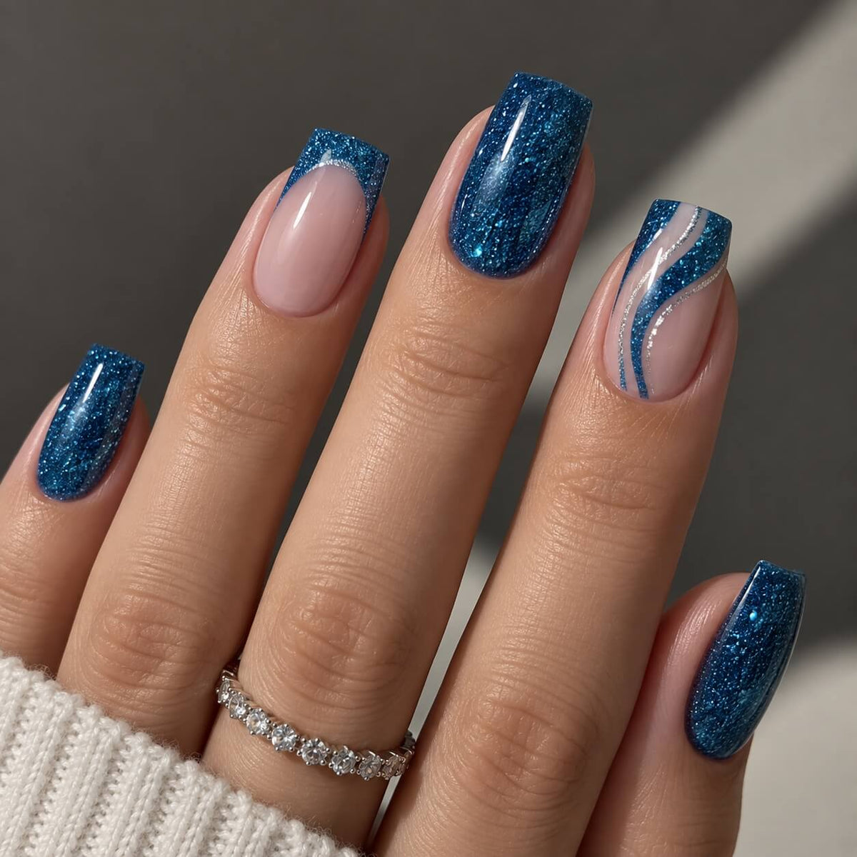 Akzentz Gel Play Glitter Blue, 4g, blue glitter swatch on nail tip
