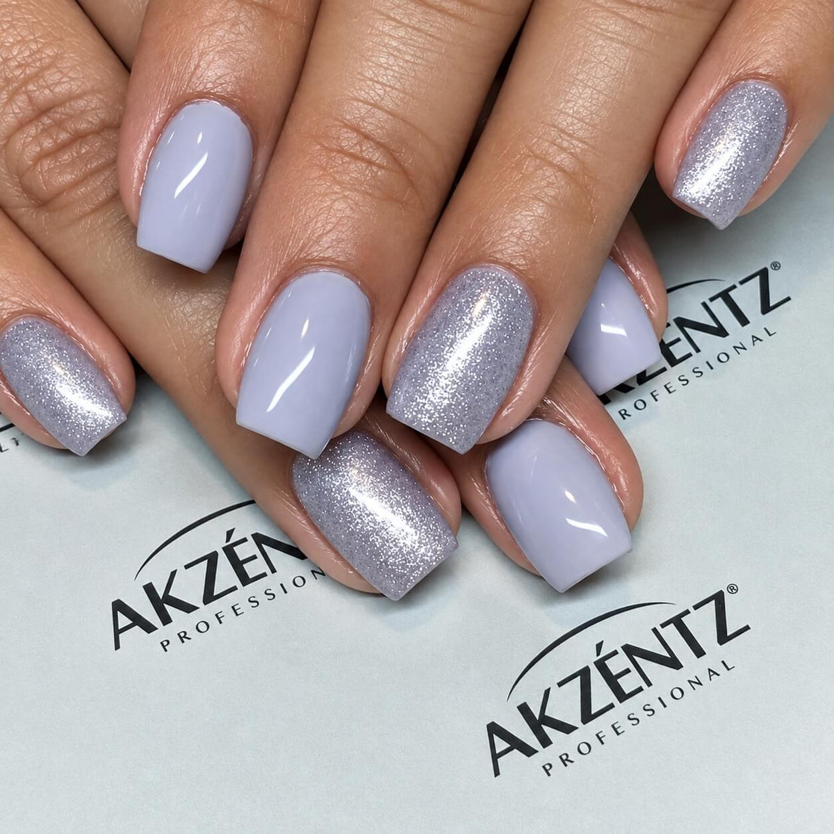 Akzentz Gel Play Glitter Icy Violet, 4g, violet glitter swatch on nail tip