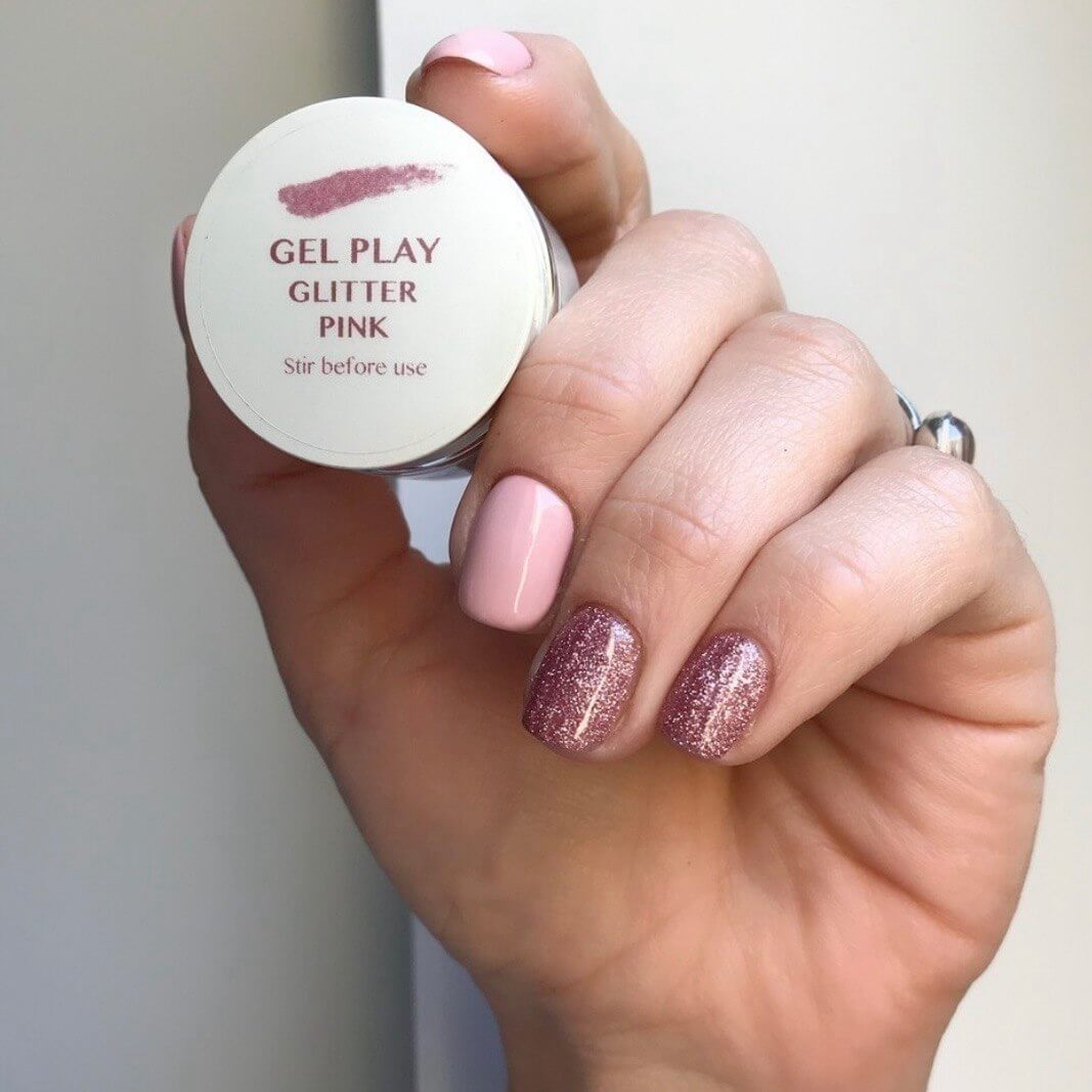 Akzentz Gel Play Glitter Pink, 4g, pink glitter swatch on nail tip
