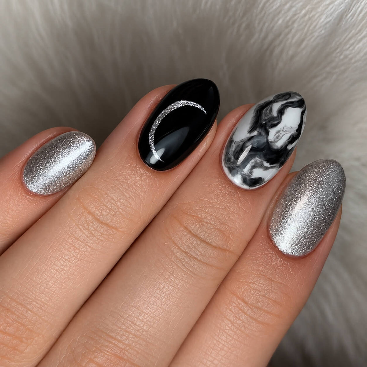 Akzentz Gel Play Platinum Quartz, 4g, fine shimmer swatch on nail tip