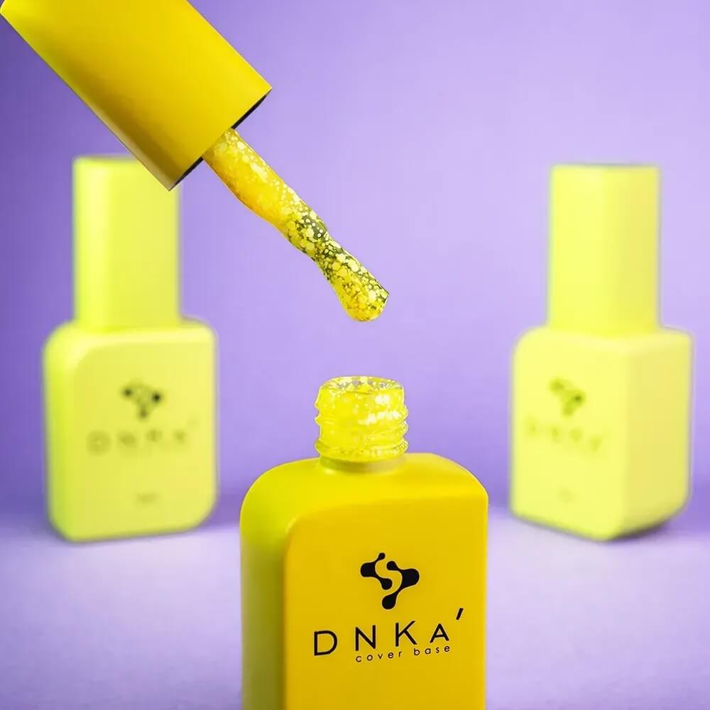 The brush and cap removed from the 30ml Holiday bottle, yellow tint visible on the applicator