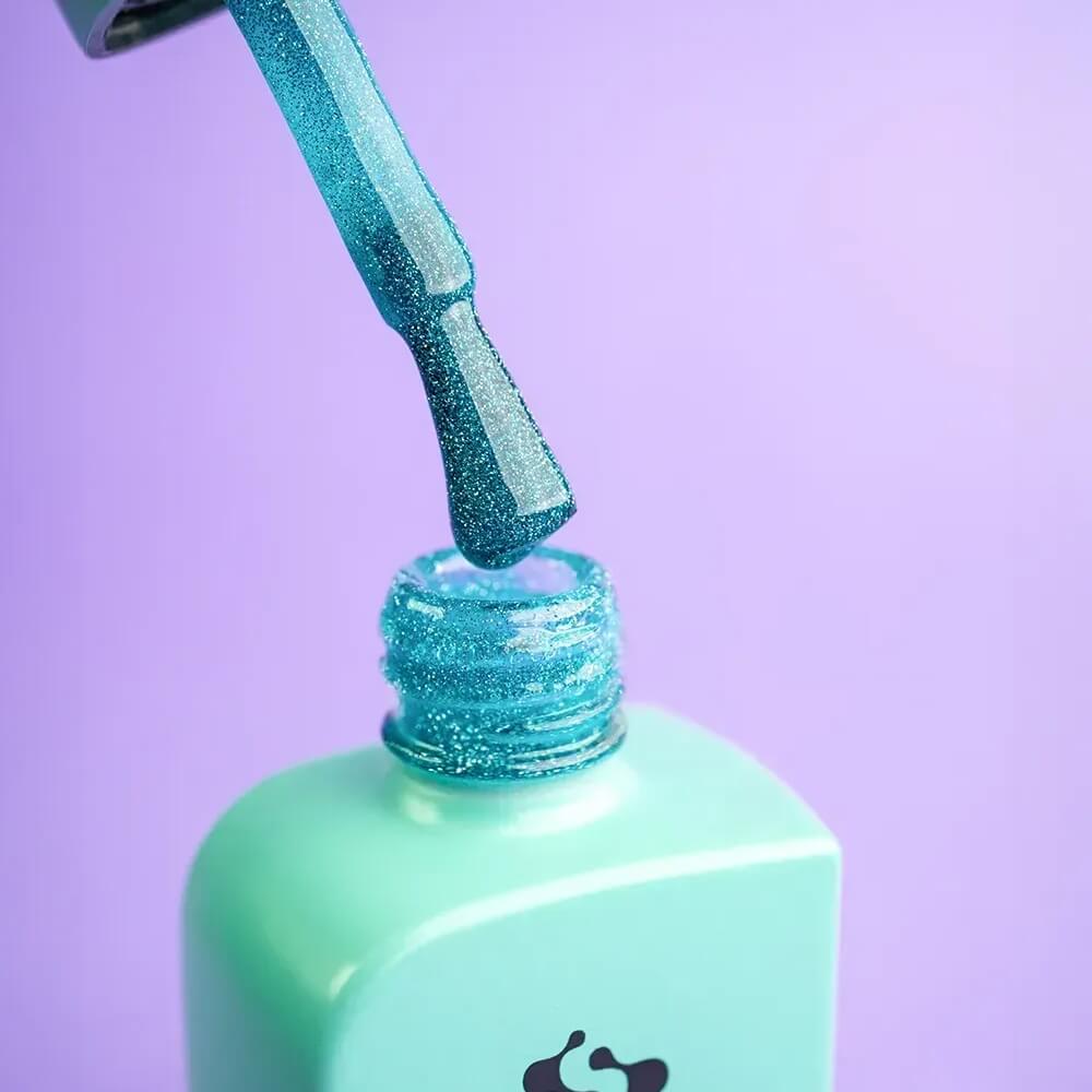 DNKa Cover Base #0089 Impuls — single nail close-up, reflective turquoise base