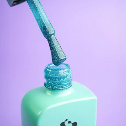 DNKa Cover Base #0089 Impuls — single nail close-up, reflective turquoise base