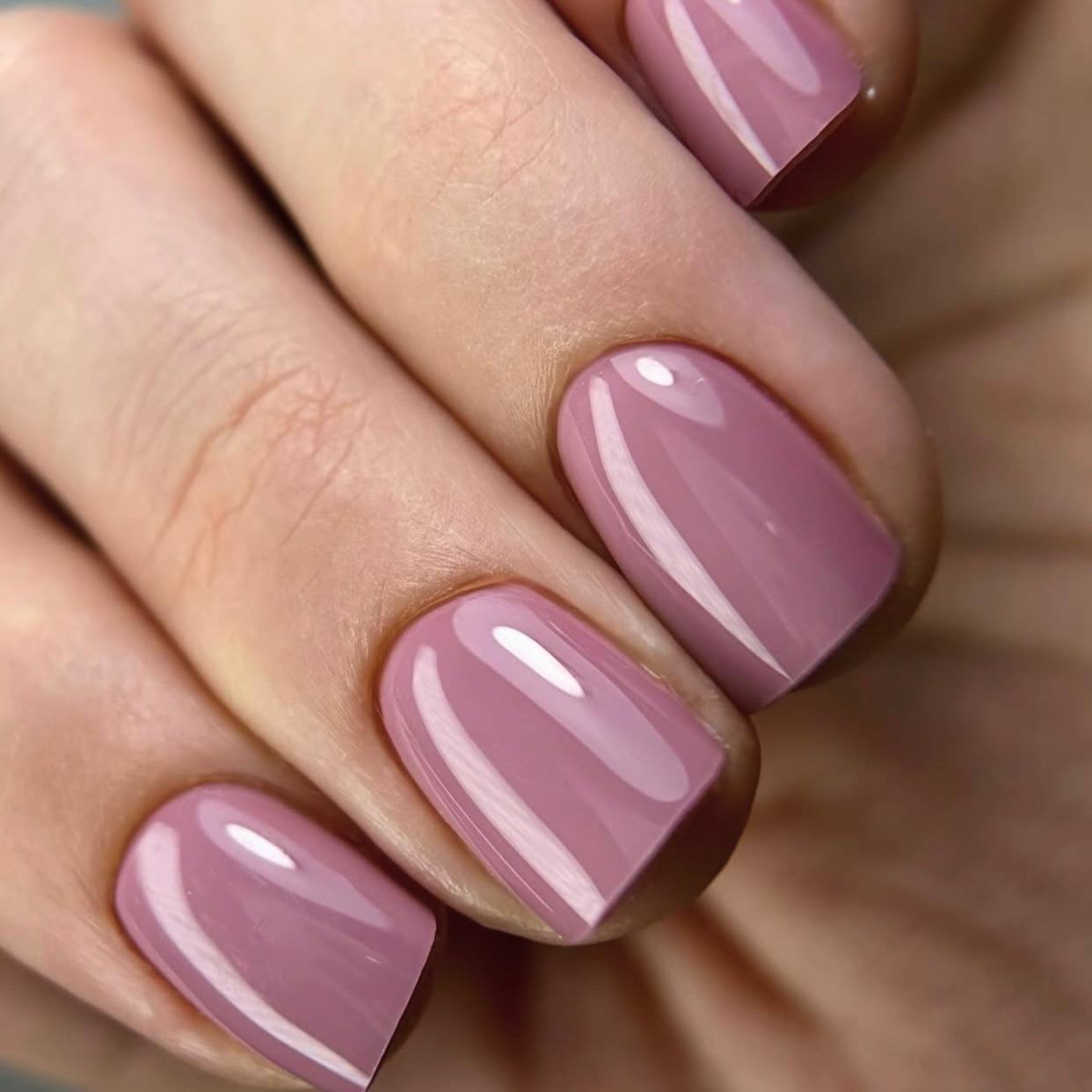 10ml — LiNTO Gel Polish #190 — swatch on nail tip, soft violet coverage