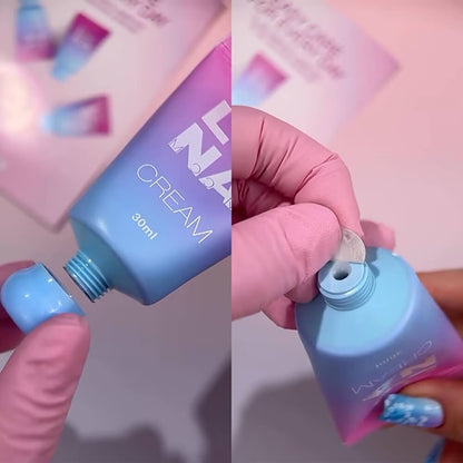 Applying LUNAmoon Strawberry Dessert hand cream