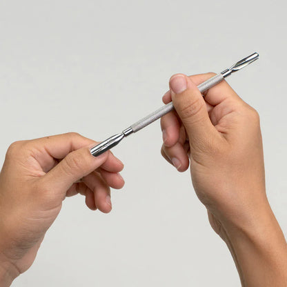 Smooth, ergonomic handle for comfortable salon-style control