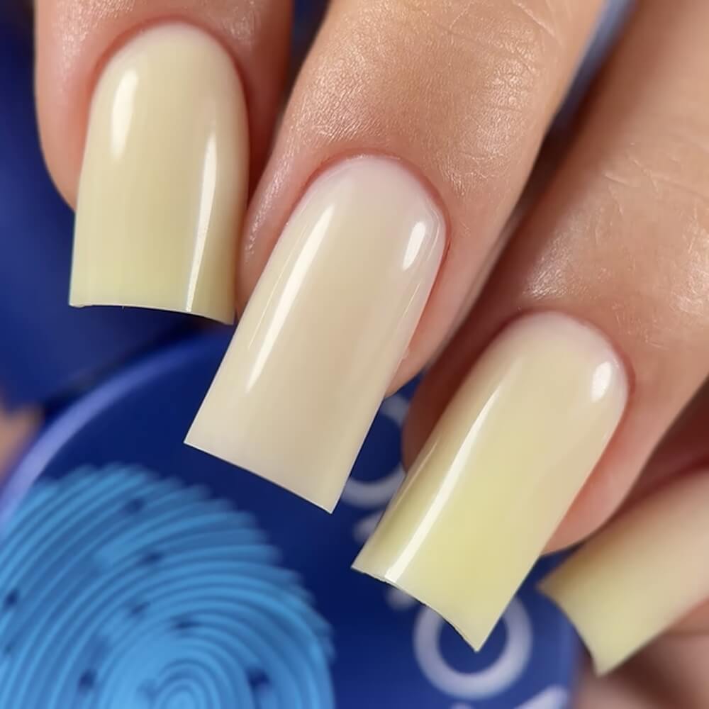 TOUCH Builder Liquid 31 Butter Drop, 15ml, swatch on nail tip
